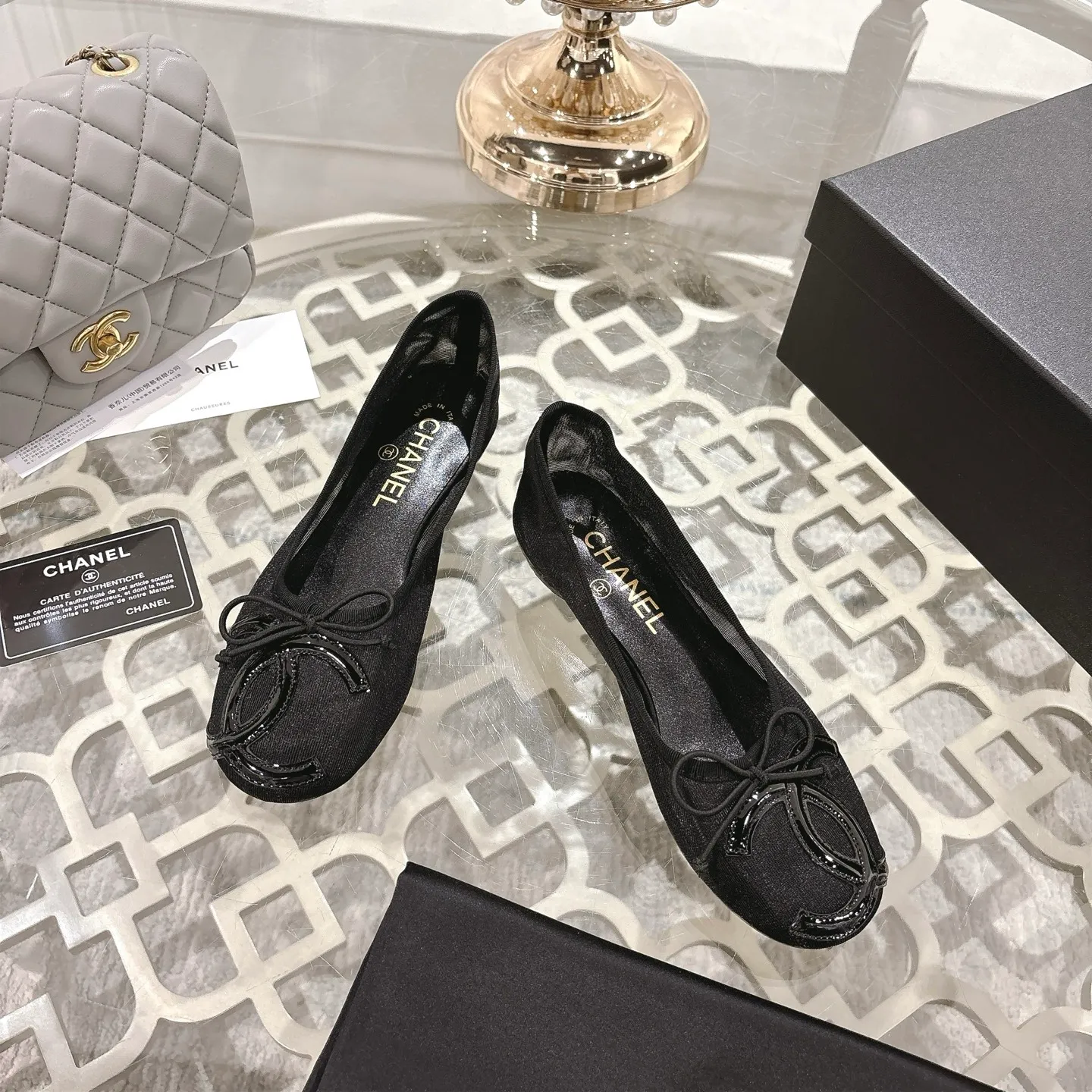 👟👟Ex-factory price 520👟👟 Mesh [purchase-level quality] CHANEL Xiaoxiang 25/A new summer bow-tie shoes 💃 This pair of "dancing shoes" is really breathtakingly beautiful! Made of cowhide fabric + exquisite electric embroidery, every detail exudes a sense of high-end ~ classic bow design, Italian genuine leather sole, comfortable and elegant on the feet, a perfect must-have for fairies!  🌟 All counters are from the same source! All materials are customized according to the original 1:1, and are developed and patterned from genuine products. The quality is absolutely assured ~ a classic that must be bought every year, a versatile artifact that looks great whether paired with skirts or jeans!  💖 The perfect finishing touch for summer outfits, sisters, just do it! 👉 Fabric: Imported sheepskin Lining: Imported sheepskin Outsole: Private molded outsole Size: 35-40